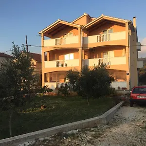 Mladenka 20m From Marina! Apartman